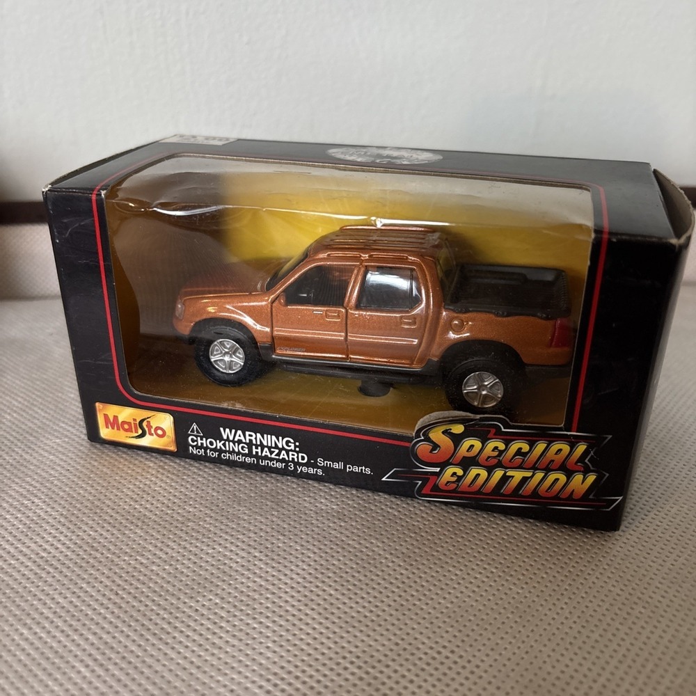 Maisto Ford Explorer Sport Trac, 1:24‎ Scale Model, Vintage   New In Box
